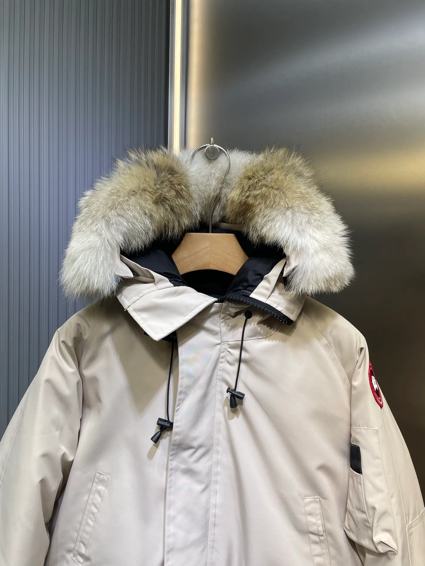 P900 special down Canada Goose Canada Goose #Chilliwack 7999M bomber jacket short down jacket/01 model #女与狠# Genuine synchronous anti-counterfeiting chip sensor! ➖ Imported 21S polyester-cotton blended original fabric [last year’s 16S/18S hard fabrics have been completely eliminated, this year all use 21S genuine synchronous fabrics, the soft mid-strap feels delicate and textured], genuine synchronous Feather-Light 10D waterproof coating fabric, made of 84.5 polyester fiber and 15.5 cotton, 100% the best feel in the entire network! ➖ The genuine official website is synchronized with the national standard 80 white duck down, you can check the official website customer service, there will never be a series of misleading claims such as 90 down or goose down! ➖ Using the best nylon lining with double double-layer sealing design, velvet-proof No. 7 needle + grid-filled down ready-made garments, there is 100% no so-called velvet running! ➖ The cuffs are designed with thickened seamless threads, and the collar and pockets are lined with top-quality polar fleece to keep you warm and comfortable! ➖ Yoshida YKK provides original custom-made electroplated sliders. YKK two-way lockable zippers are tight and smooth and will not peel off paint! ➖ 3M composite guarantees that the Velcro is the same as the original, durable, and all accessories and hardware are custom-made! ➖ Imported BEHRINGER embroidery machine to customize the 10,000-needle embroidery logo, 98% of which can be reproduced to restore the original logo. You can check and compare on the official website! ➖ The fur collars are all made of large pieces of Western Canadian blue wolf hide, ensuring that each fur collar is 13-15cm wide!   Size:XS-XXL